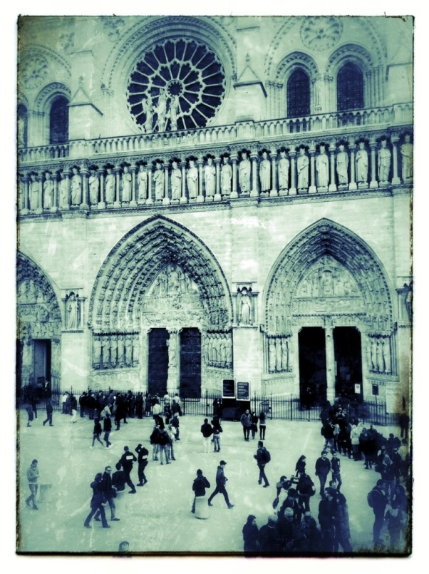 vor Notre Dame in Paris © Michael Kneffel Kneffel