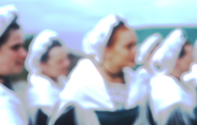 Frauen in bretonischer Tracht auf einem Fest in Beuzec-Cap-Sizun © Michael Kneffel