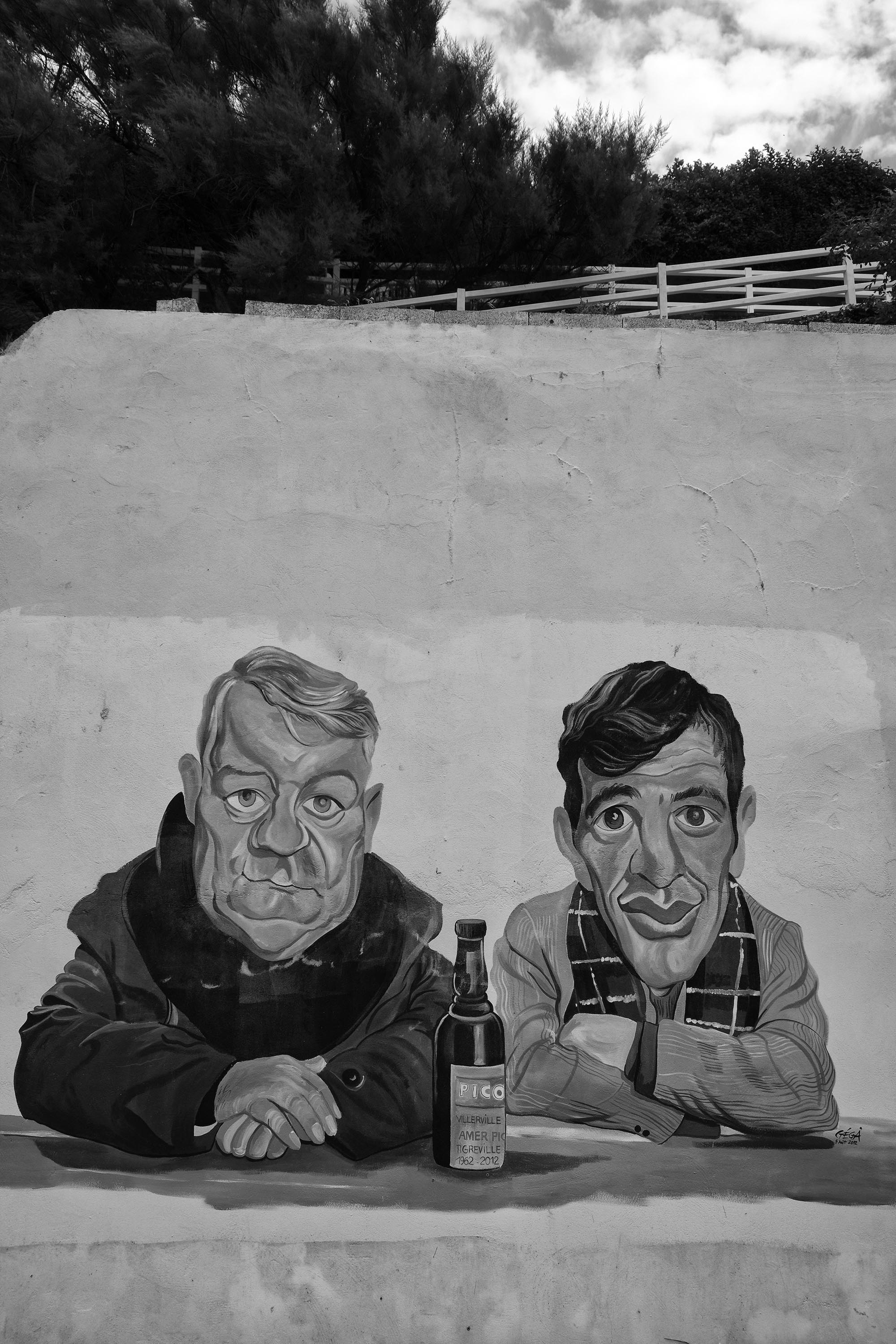 Wandbild eines unbekannten Künstlers von Jean Gabin und Jean-Paul Belmondo in Villerville (Normandie), wo die beiden 1962 zusammen den Film "Un singe en hiver" ("Ein Affe im Winter") drehten - © Michael Kneffel